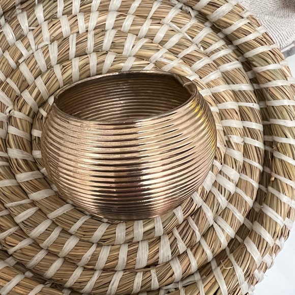 Large gold Bangle - Picture 2 of 2